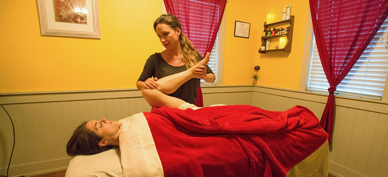 image of laurie glenn giving massage in truckee